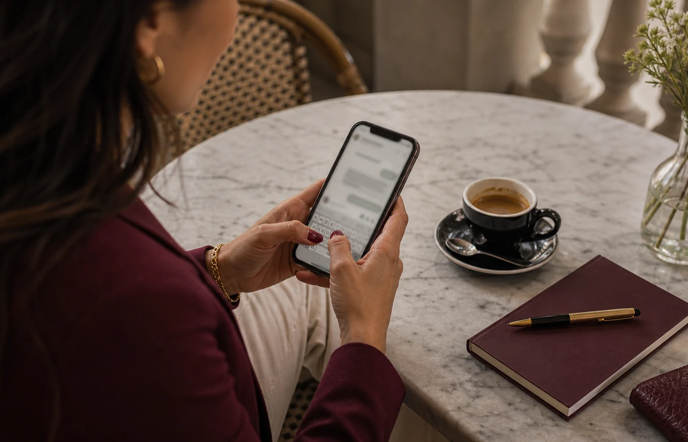 Mãos de mulher adulta a escrever uma primeira mensagem no telemóvel